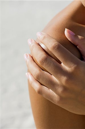 shoulder (anatomy) - Woman's hand on bare shoulder, cropped Foto de stock - Sin royalties Premium, Código: 632-05845087