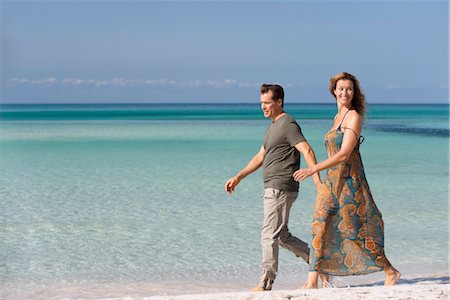 Couple marchant tranquillement sur la plage Photographie de stock - Premium Libres de Droits, Code: 632-05845090