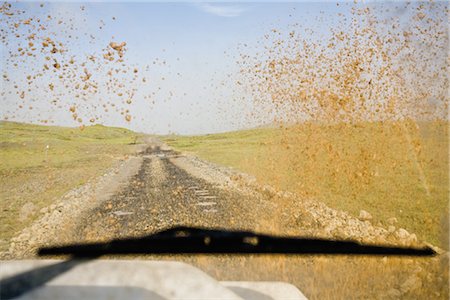 Vu au travers du pare-brise de voiture boueux de route de terre Photographie de stock - Premium Libres de Droits, Code: 632-05845115