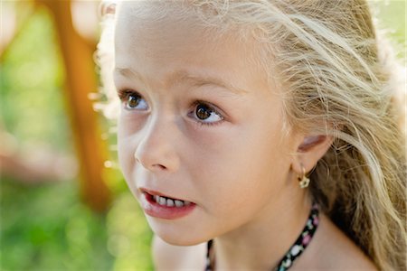 simsearch:632-03193343,k - Littel girl looking up anxiously, portrait Foto de stock - Royalty Free Premium, Número: 632-05845134