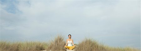 panorámico - Mature woman meditating on beach Foto de stock - Sin royalties Premium, Código: 632-05845133