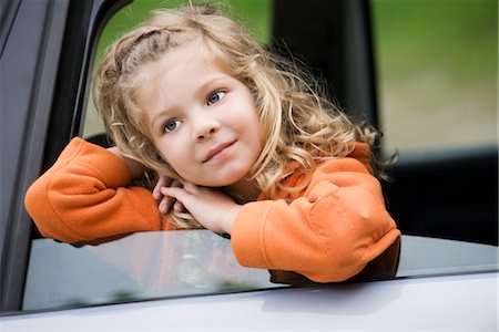 simsearch:632-05845591,k - Little girl leaning out of car window, daydreaming, portrait Stock Photo - Premium Royalty-Free, Code: 632-05845285