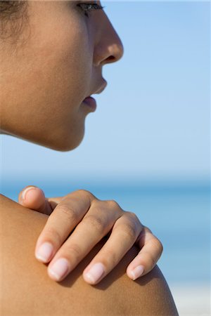 piel (anatomía) - Woman touching bare shoulder, cropped Foto de stock - Sin royalties Premium, Código: 632-05845293