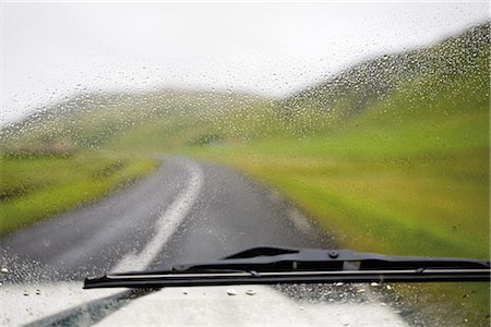 Road and countryside viewed through wet car windshield Fotografie stock - Premium Royalty-Free, Codice: 632-05845335