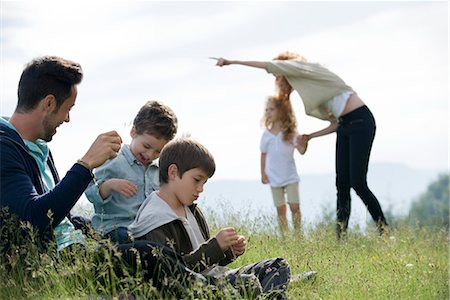 Family spending time together outdoors Foto de stock - Sin royalties Premium, Código: 632-05845436