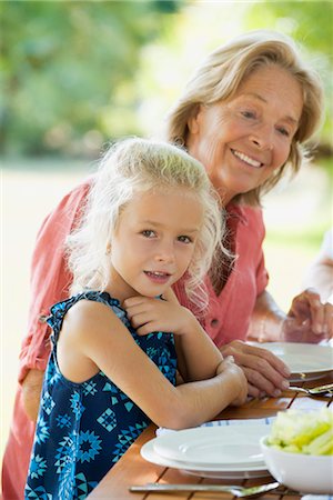 simsearch:632-05845058,k - Mädchen mit Mahlzeit mit Großmutter im freien Stockbilder - Premium RF Lizenzfrei, Bildnummer: 632-05845479
