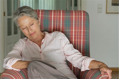 Senior woman napping in armchair Foto de stock - Sin royalties Premium, Código: 632-05845601