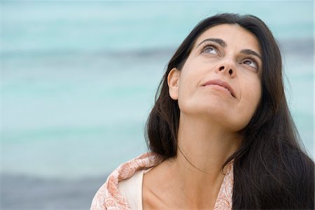 person looking up - Woman at the beach, looking up Foto de stock - Sin royalties Premium, Código: 632-05845617