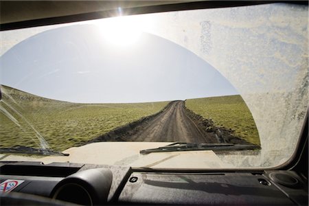 Islande, Lakagigar, chemin qui traverse le champ de lave couverte de moss, vues à travers des pare-brise de voiture Photographie de stock - Premium Libres de Droits, Code: 632-05845641