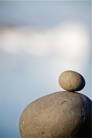Small stone stacked on top of larger stone Foto de stock - Sin royalties Premium, Código: 632-05845662