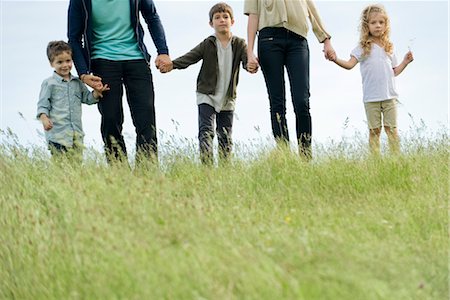 famiglia numerosa - Family holding hands together outdoors, cropped Fotografie stock - Premium Royalty-Free, Codice: 632-05845692