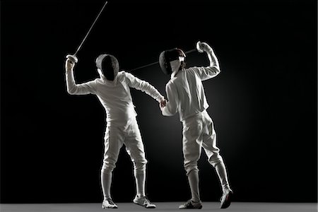 One fencer pointing fencing foil at the other fencer Foto de stock - Royalty Free Premium, Número: 632-05845736