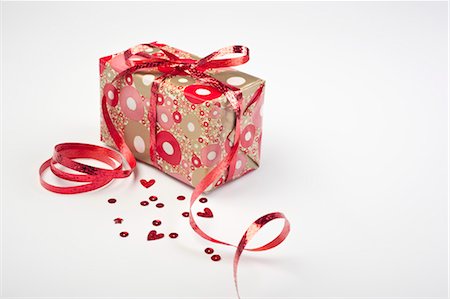 envuelto - Festively wrapped gift Foto de stock - Sin royalties Premium, Código: 632-05991160