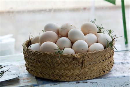 Fresh eggs in basket Stock Photo - Premium Royalty-Free, Code: 632-05991181