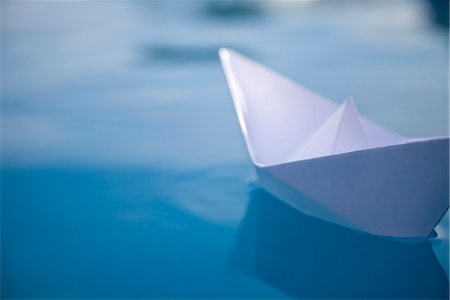 Paper boat floating on water Foto de stock - Sin royalties Premium, Código: 632-05991183