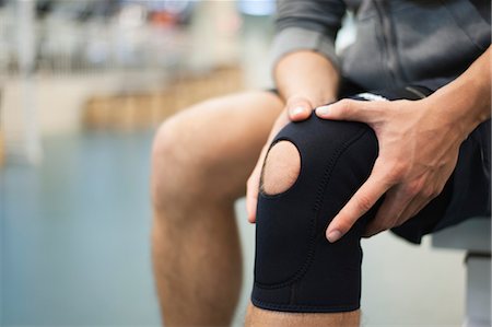 Man wearing knee brace, cropped Foto de stock - Sin royalties Premium, Código: 632-05991197