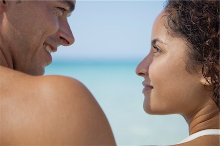 simsearch:632-05759768,k - Couple souriant à l'autre à la plage Photographie de stock - Premium Libres de Droits, Code: 632-05991288