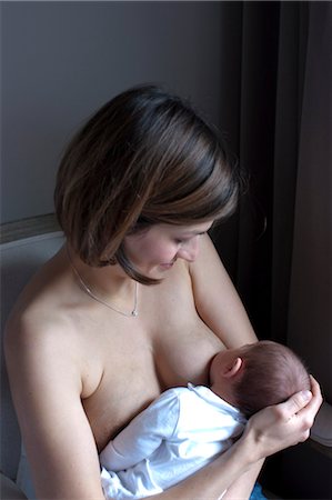 seio - Mother breast feeding baby Foto de stock - Royalty Free Premium, Número: 632-05991294