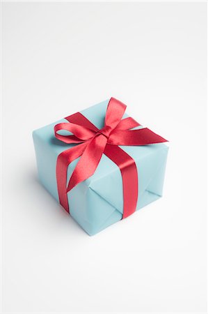 regalo de navidad - Festively wrapped gift Foto de stock - Sin royalties Premium, Código: 632-05991323