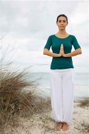 Mature woman in yoga prayer position on beach, portrait Foto de stock - Sin royalties Premium, Código: 632-05991334