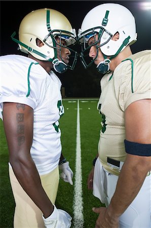 Opposing football players facing off Foto de stock - Sin royalties Premium, Código: 632-05991337