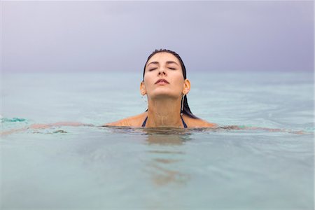 Jeune femme dans l'eau avec les yeux fermés Photographie de stock - Premium Libres de Droits, Code: 632-05991376