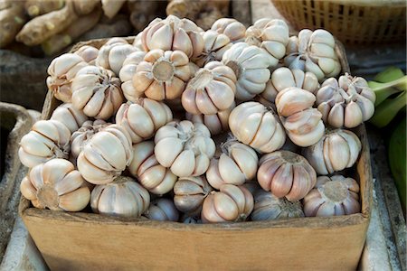 Pile of garlic bulbs in crate Foto de stock - Sin royalties Premium, Código: 632-05991405