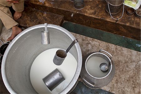 Milk in bucket with ladles, overhead view Foto de stock - Sin royalties Premium, Código: 632-05991402