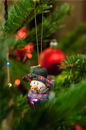 simsearch:632-06354049,k - Snowman ornament hanging on Christmas tree Foto de stock - Sin royalties Premium, Código: 632-05991416