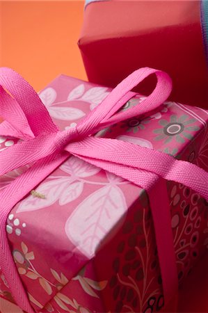 Festively wrapped gifts Foto de stock - Sin royalties Premium, Código: 632-05991428