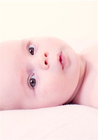 simsearch:632-03630044,k - Baby looking at camera, portrait Fotografie stock - Premium Royalty-Free, Codice: 632-05991454