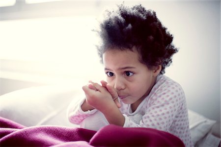 simsearch:632-05553831,k - Little girl sitting on bed, studying her hand Foto de stock - Sin royalties Premium, Código: 632-05991490