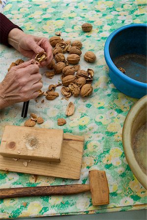 Woman shelling walnuts, cropped Stock Photo - Premium Royalty-Free, Code: 632-05991507