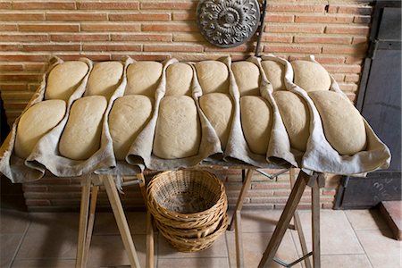 panificio - Fresh bread dough waiting to be baked Fotografie stock - Premium Royalty-Free, Codice: 632-05991512