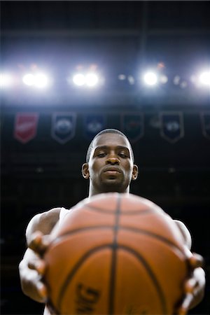 Basketball player holding basketball Foto de stock - Sin royalties Premium, Código: 632-05991571