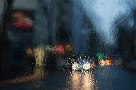 City street viewed through rain covered window Foto de stock - Sin royalties Premium, Código: 632-05991589