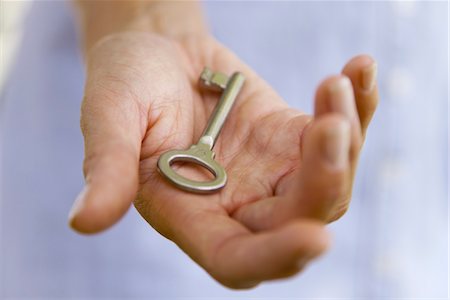 palma (mano) - Woman holding key in palm Foto de stock - Sin royalties Premium, Código: 632-05991614