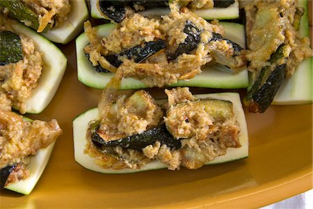 relleno (comida) - Stuffed zucchinis Foto de stock - Sin royalties Premium, Código: 632-05991617