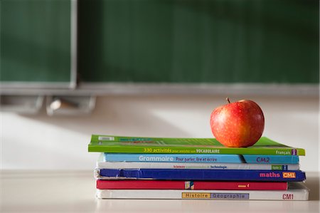 Apple on top of stacked books Foto de stock - Sin royalties Premium, Código: 632-05991674