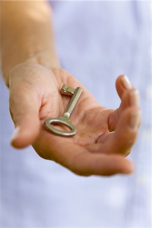 finger holding a key - Woman holding key in palm Foto de stock - Sin royalties Premium, Código: 632-05991684