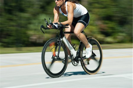 simsearch:632-05991635,k - Woman riding road bike, cropped Foto de stock - Sin royalties Premium, Código: 632-05991710