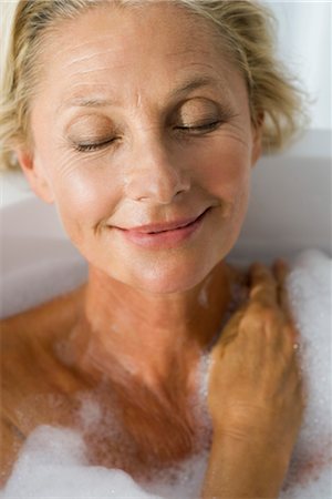 Femme mature se détendre dans le bain à bulles avec les yeux fermés, portrait Photographie de stock - Premium Libres de Droits, Code: 632-05991721