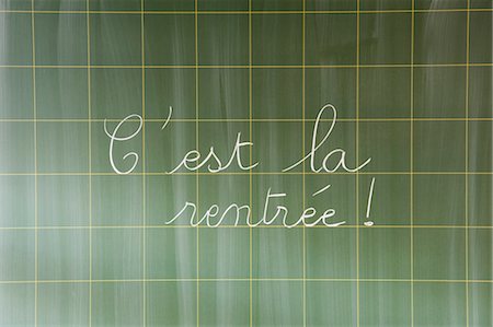 french - C'est la rentrée hand written in cursive on blackboard Foto de stock - Sin royalties Premium, Código: 632-05991861
