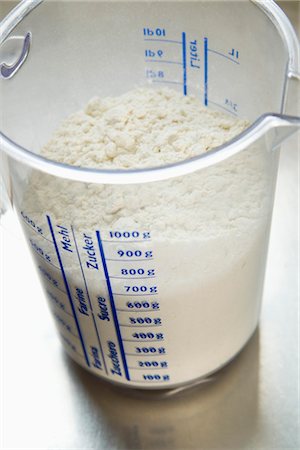 Flour in measuring cup Foto de stock - Sin royalties Premium, Código: 632-05991873