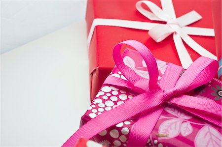 Festively wrapped gifts Foto de stock - Sin royalties Premium, Código: 632-05991966