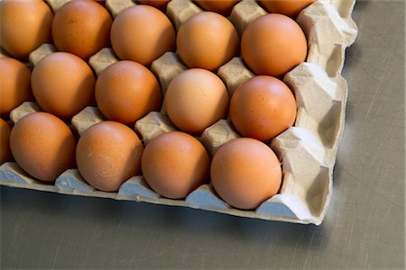 simsearch:632-05604310,k - Fresh eggs in carton Fotografie stock - Premium Royalty-Free, Codice: 632-05991969