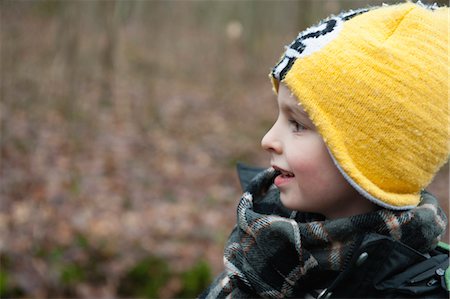 simsearch:632-06118920,k - Boy with knit hat, portrait, side view Foto de stock - Sin royalties Premium, Código: 632-05991961