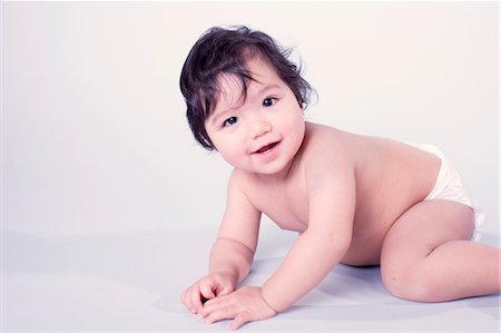 diaper kid pictures - Baby girl crawling, portrait Foto de stock - Sin royalties Premium, Código: 632-05991978