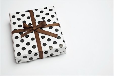 Festively wrapped gift Foto de stock - Sin royalties Premium, Código: 632-05992001