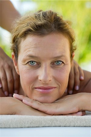Mature woman getting massage, portrait Foto de stock - Sin royalties Premium, Código: 632-05992002